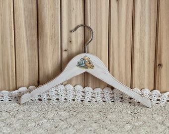 Winnie the Pooh Nursery - Children's Hangers - Baby Shower Gift - Winnie the Pooh Hangers - Nursery Hangers - Hangers