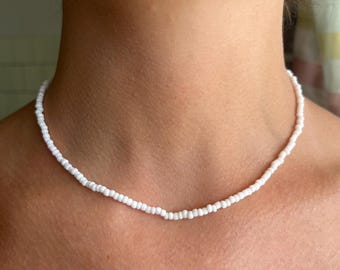 Collar de cuentas blancas