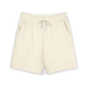 Peut inclure: Shorts de couleur crème avec une taille élastique à cordon de serrage et des poches latérales. Fabriqués dans un tissu doux et décontracté, ils sont parfaits pour le temps chaud. Leur couleur neutre est polyvalente.