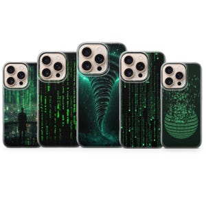 Può includere: Cinque cover per smartphone con design digitali in nero e verde neon. I motivi includono flussi verticali di codice binario, la sagoma di una persona che osserva una città, un vortice di dati e una sfera digitale luminosa.