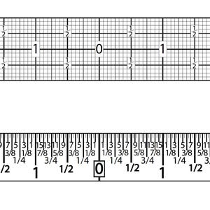 Pode incluir: Uma régua preta e branca com linhas de grade e marcações em centímetros. A régua exibe medidas de 0 a 2,5 cm, com frações. Ideal para artesanato e medições.