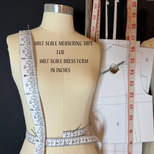 Puede incluir: Una taza de cerámica blanca con un asa negra y el texto "But First, Coffee" en negro, con una fuente de estilo manuscrito. La taza está sobre una superficie blanca.