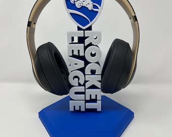ロケットリーグ 3Dプリントヘッドホンスタンド - 大胆なロゴとセットアップを整理するための頑丈なベースを備えたゲーマーデスクアクセサリー