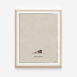 K&ouml;nnte beinhalten: Eine gerahmte Illustration eines Kaffeekorns, das auf dem R&uuml;cken liegt und die Beine in die Luft streckt. Das Korn ist braun und hat einen kleinen wei&szlig;en Kreis auf dem Kopf. Der Text "Medium Roast" befindet sich unter dem Korn. Der Hintergrund ist hellbeige.