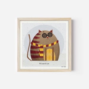 Op de afbeelding: Een ingelijste illustratie van een bruine kat met ronde bril en een rood-gele sjaal. De kat zit op een geel-wit gepatroneerd oppervlak. De tekst "Wizard Cat" staat onder de kat.