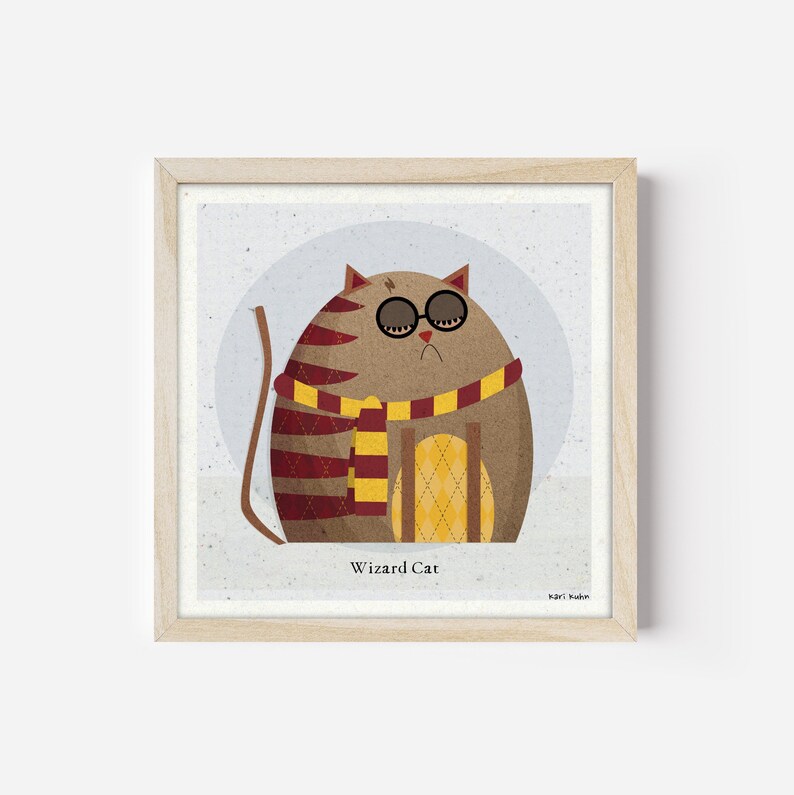 Op de afbeelding: Een cartoonillustratie van een bruine kat met een rood-gele gestreepte sjaal en ronde zwarte bril. De kat zit op een geel-wit gepatroneerd oppervlak. De tekst "Wizard Cat" staat onder de kat en de tekst "Kari Hahn" staat onder de tekst "Wizard Cat".