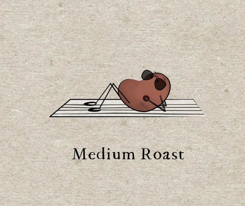 K&ouml;nnte beinhalten: Eine Cartoon-Illustration einer Kaffebohne, die eine Sonnenbrille tr&auml;gt und auf einer gestreiften Matte Sit-ups macht. Der Text "Medium Roast" befindet sich unter dem Bild.