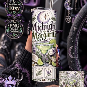 Puede incluir: Un vaso cilíndrico con un estampado gráfico que incluye el texto Midnight Margarita, una copa de cóctel con una rodaja de lima, una rana con sombrero, coco, romero e ilustraciones de lavanda, coronado con una pajita de metal plateado.