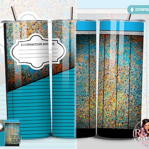 Pode incluir: Um copo com um design de caderno de composição. O copo apresenta um padrão salpicado azul, castanho e dourado com uma seção de linhas azuis e um rótulo branco que diz "COMPOSITION BOOK". A parte superior e inferior são pretas e tem uma palhinha prateada.