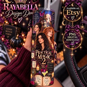 Peut inclure: Un gobelet cylindrique arborant un motif graphique Practical Magic 2 avec trois femmes, une pile de livres, des flacons de potion, des bougies et un verre à margarita. Le design inclut des textes comme Same Sisters A Stronger Spell et Generations of Witches Forever, avec une paille transparente insérée au sommet.