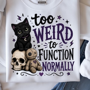 Peut inclure: Sweat-shirt blanc avec un motif représentant un chat noir, un crâne et une poupée vaudou. Le texte dit "too weird to function normally" en violet et noir. Le chat a les yeux verts et un collier croissant de lune.