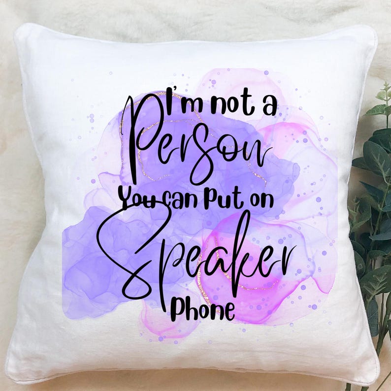 Może przedstawiać: Biała kwadratowa poduszka z fioletowo-r&oacute;żowym wzorem akwarelowym. Poduszka zawiera napis "I'm not a Person You can Put on Speaker Phone" czarnym skryptem.
