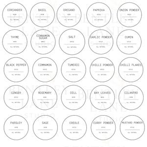 Pode incluir: Um conjunto de rótulos redondos e minimalistas para potes de especiarias, com texto preto sobre fundo branco. Cada rótulo apresenta o nome da especiaria, como "Coentro" ou "Manjericão", juntamente com as palavras "Erva" ou "Especiaria" e "Tudo natural".
