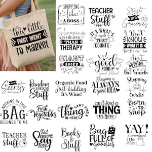 Könnte beinhalten: Eine beigefarbene Canvas-Tragetasche mit dem Text "this little piggy went to market" in Schwarz. Die Tasche wird von einer Person gehalten. Weitere Textdesigns sind "Shopping is cheaper than therapy" und "Teacher stuff".