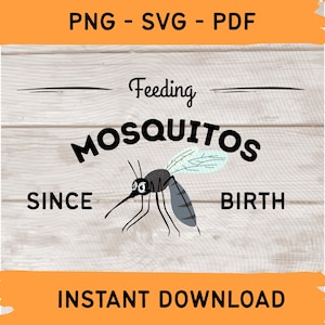 Op de afbeelding: Een digitaal ontwerp met de tekst "Feeding Mosquitoes Since Birth" en een cartoon mug illustratie. Het ontwerp is in zwart en wit met een lichtblauw vleugeldetaill, tegen een houtnerf achtergrond. De woorden "PNG - SVG - PDF" en "INSTANT DOWNLOAD" zijn ook opgenomen.
