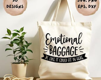 Op de afbeelding: Crèmekleurige draagtas met de tekst "Emotional Baggage" in zwart schrift. De tas heeft ook de zin "JK, LIKE IT COULD FIT IN HERE" onder de hoofdtekst. Twee cirkelvormige afbeeldingen met tekst staan op de achtergrond.