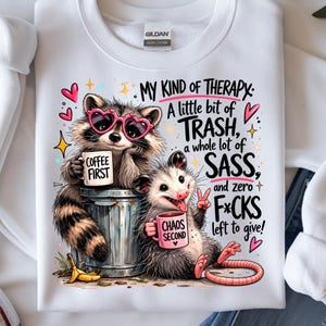 Mój rodzaj terapii PNG | Zabawny projekt koszulki z szopem i oposem | Zadziorny cytat o zwierzęciu | Sublimacja PNG | Grafika humorystyczna z pandą śmieciową