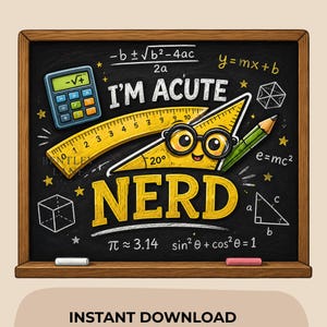 Op de afbeelding: Een illustratie in schoolbordstijl met een houten frame toont wiskundige vergelijkingen, een rekenmachine en een lachende gradenboog met een bril. De tekst luidt "I'm Acute Nerd" en "Instant Download."