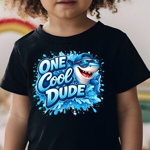 One Cool Dude Shark, png PNGEgg | Grappig zomershirtontwerp met haai | Overhemd strandvakantie | Zomershirt voor kinderen, png afbeelding 3