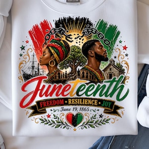 Peut inclure: Sweat-shirt blanc avec un motif Juneteenth coloré. Le design comprend une femme et un homme, un arbre, une église et les mots "Juneteenth", "Freedom, Resilience, Joy" et "June 19, 1865".