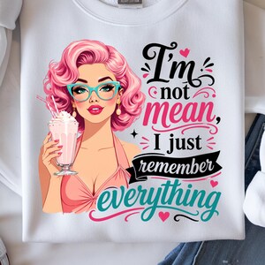 Jag är inte elak, jag kommer bara ihåg allt PNG | Sassy Retro Girl Design | Rolig attitydcitat Sublimering PNG | Rosa Pin Up-skjortadesign