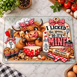 Könnte beinhalten: Ein rechteckiges Glasschneidebrett mit einem Highland-Rind, das eine rot-weiß karierte Kochmütze und Schleife trägt. Der Text lautet I LICKED the spoon... SO IT'S MINE, Life is better with Snacks, Just Stir It und Messy Kitchen Happy Heart.