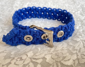Collar decorativo de macramé hecho a mano para perros: cordón de algodón, hebilla de metal, disponible en tres tamaños.