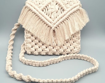 Makramee Handytasche – Handgemachte Creme Crossbody Tasche mit Dreiecksklappe & Fransen, Boho Mini Umhängetasche