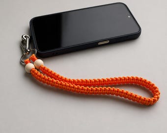 Handy-Handschlaufe aus Makramee mit Holzperle – kurze Wristlet-Schlaufe mit Karabiner
