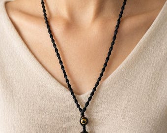 Macramé ketting met Tibetaanse stenen kralen