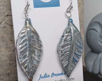 Pendientes colgantes plateados con forma de hoja