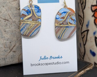 Pendientes colgantes estilo boho en tonos tierra y dorado