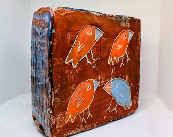 Odd Blue Bird: 4 pájaros pintados en bloque sobre material reciclado