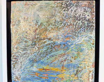 Obra de arte en cera encáustica: Pintura abstracta costera "Mareas iluminadas por el sol" en marco flotante (obra de 6"x6")