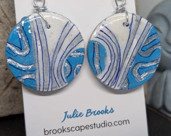 Pendientes colgantes redondos de estilo bohemio costero en azul y plata.