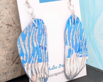 Pendientes colgantes bohemios con diseño de olas costeras en azul y plata.