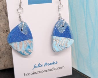 Pendientes colgantes estilo boho costero azul y plateado