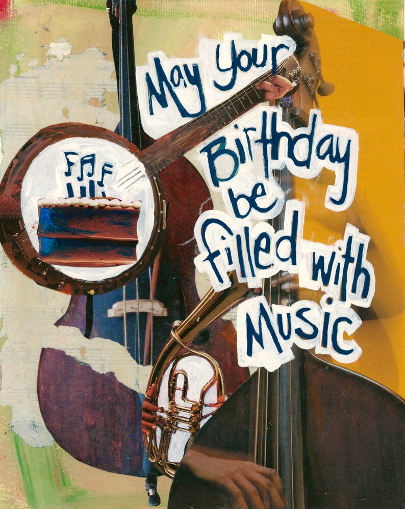 Pu&ograve; includere: Un biglietto di auguri per il compleanno con un collage di strumenti musicali, tra cui un banjo, una chitarra, un basso e un corno francese. Il biglietto ha il testo "May your birthday be filled with music" scritto in lettere bianche su sfondo blu.