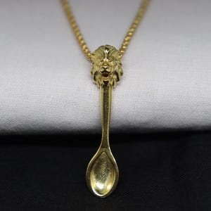 Lejonhuvudhänge, minimalistiskt halsband med guldsked, halsband med liten tesked, smycken med Spoonie-berlock