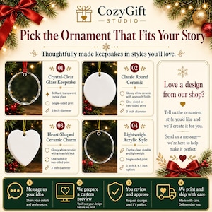 Op de afbeelding: Een productinformatie-afbeelding voor CozyGift Studio met vier ornamenttypes: een 7,6 cm helder glazen aandenken, een 7,6 cm rond keramisch ornament, een 7,6 cm hartvormige keramische bedel en een 7,6 cm of 11,4 cm lichtgewicht acryl ornament.