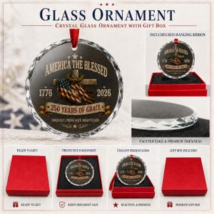 Op de afbeelding: Een rond kristallen glazen ornament met een opdruk van een kruis gedrapeerd met een Amerikaanse vlag, de tekst AMERICA THE BLESSED, 1776, 2026 en 250 YEARS OF GRACE. Inclusief een rood ophanglint, een gefacetteerde rand en een rode geschenkdoos.