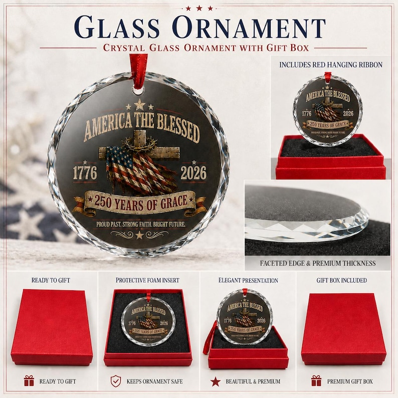 Op de afbeelding: Een rond kristallen glazen ornament met een opdruk van een kruis gedrapeerd met een Amerikaanse vlag, de tekst AMERICA THE BLESSED, 1776, 2026 en 250 YEARS OF GRACE. Inclusief een rood ophanglint, een gefacetteerde rand en een rode geschenkdoos.