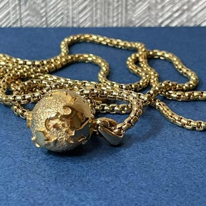 Golden Globe Pendant Necklace – World Map Design | “和平”：地球小金珠