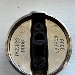 Könnte beinhalten: Ein Set aus drei Keramikbechern mit gesprenkelter, matter Oberfläche. Jeder Becher hat eine andere Farbe: hellblau, cremefarben und grau. Die Becher haben ein schlichtes, modernes Design und einen bequemen Griff.