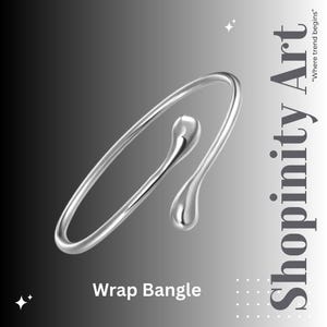 Könnte beinhalten: Ein silberfarbenes Wickelarmband mit einem fließenden, organischen Design. Das Armband hat ein gebogenes Band, das sich um das Handgelenk wickelt, mit zwei tropfenförmigen Akzenten. Der Text "Wrap Bangle" steht unten im Bild.