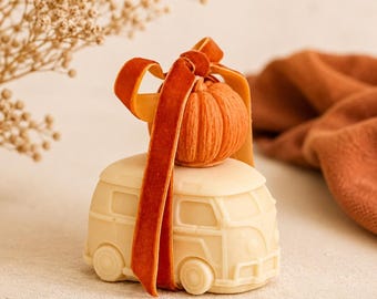 VW Bus Kürbis Kerze | Herbst Deko | Handgemachte Sojawachs Kerze | Halloween Decoration | Geschenkidee | Camper Van Kerze