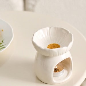 Puede incluir: Un juego de tres tazas de cerámica con un acabado mate moteado. Cada taza presenta un color diferente: azul claro, crema y gris. Las tazas tienen un diseño simple y moderno y un asa cómoda.