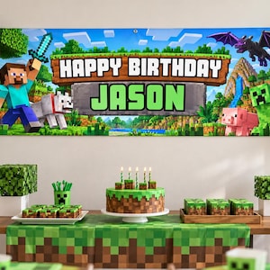 以下が含まれることがあります： Minecraftをテーマにした誕生日用長方形ビニールバナー。HAPPY BIRTHDAY JASONの文字が中央にあり、スティーブ、オオカミ、ブタ、クリーパー、エンダードラゴンなどのキャラクターがブロック状の風景の中に描かれています。