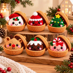 Puede incluir: Seis pequeños adornos redondos de ganchillo, cada uno dentro de una base de color tostado con textura en forma de bellota y una tapa a juego. Las figuras incluyen un muñeco de nieve, un gorro rojo, un árbol de Navidad, un reno, un pudin y un dulce rosa.