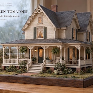 Peut inclure: Une maison de poupée miniature représentant la maison de la famille Threadgoode de Fried Green Tomatoes. La maison crème possède une véranda, des volets vert foncé, un toit en bardeaux et des ornements blancs, sur un socle en bois avec jardin.